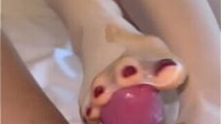 Красивая молодая женщина в униформе медсестры носит белый презерватив в виде чулков и дрочит ногами, чтобы извлечь сперму. Белые чулки порваны дырками, и член засунут в чулки. Подошвы ее ног трутся о головку и дрочат ногами. Вся сперма впрыскивается в чул - порно видео