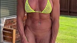 Я бы хотела показать тебе свою киску и задницу... снова и снова... И все в крошечном бикини! - порно видео