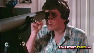 Любопытная тинка в ретро видео шпионит за возбужденной парой через телескоп - порно видео