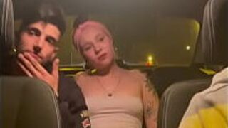 друзья трахаются в такси на обратном пути с вечеринки перед скрытой камерой в любительском видео - порно видео