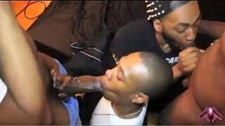 Бандитский грубый секс вчетвером с поеданием спермы - порно видео