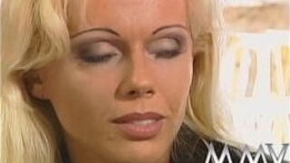 Возбужденная красотка сосет большой член - порно видео