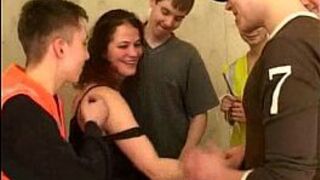 Лизу трахают парни, которые ремонтируют комнату - порно видео