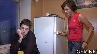 Она играет с большим членом мужчины - порно видео