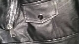 Сперма на кожаной куртке моей сводной сестры - порно видео