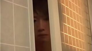 Горячая японская жена трахает своего молодого парня - порно видео