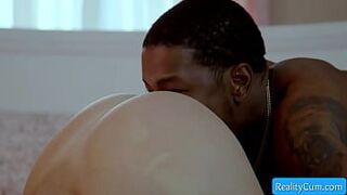 Натуральная грудастая рыжая красотка сосет огромный черный член и глотает глубоко в глотку - Скайлар Сноу, Исайя Максвелл - порно видео