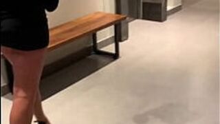 Моя горячая жена-мамочка показывает свою задницу и киску во время вуайеристской прогулки по отелю на курорте. - порно видео