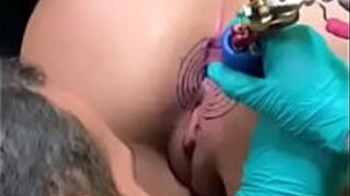 Татуировка на заднице кузины Аны - порно видео