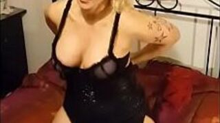 Вики Мур, горячая милфа-блондинка - порно видео