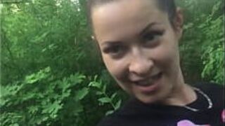 Быстрый секс в лесу, записанный на смартфон - порно видео