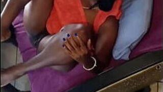 Красивая чернокожая милфа трахается с пухлой попкой и сиськами в любительском видео - порно видео