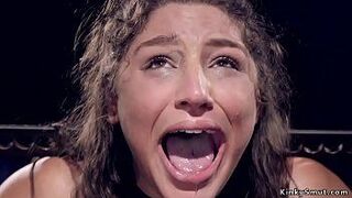 Брюнетка-красотка в металлическом устройстве в бондаже - порно видео