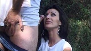 Французская милфа скачет на члене со своей задницей на улице в любительском видео в любительском видео - порно видео