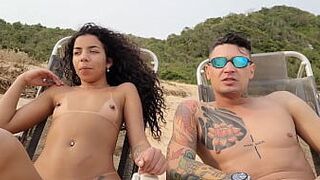 Мы с моей подругой пошли на нудистский пляж и устроились посреди всех. - порно видео