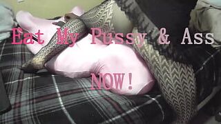 Муженек-раб лижет задницу и поклоняется киске - порно видео