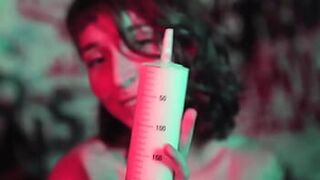 Игра с мочой и клизма со взбитыми сливками - порно видео