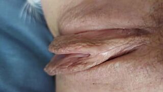 Моя мокрая бритая киска крупным планом - порно видео