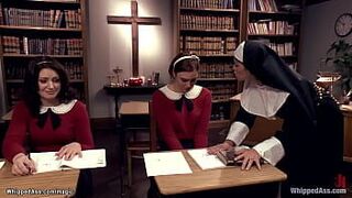 Монахиня с огромными сиськами порет связанных студенток - порно видео