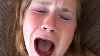 У милой зрелой крошки толстая сочная киска - порно видео