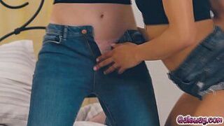 Маккензи Мосс и Кира Нуар хотят доставить удовольствие Кейси Калверт и получить оргазм - порно видео