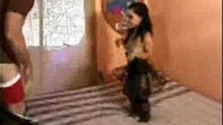 карлик в чемодане - порно видео