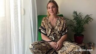 Офелия играет со своим сексуальным телом перед зеркалом - порно видео