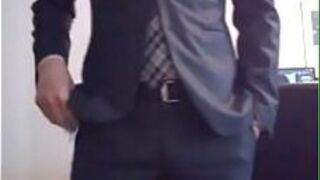 Мужчина на работе в костюме дрочит - порно видео