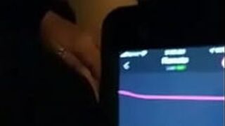 Молодые арматурные женщины мастурбируют, пока мужчина управляет приложением-вибратором на телефоне - порно видео