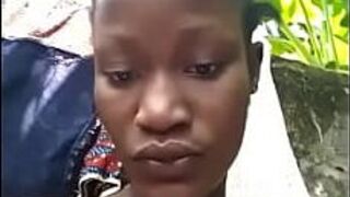 Довольно голая девушка - порно видео