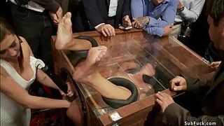 Рабыню фистили и трахнули на публичной вечеринке - порно видео