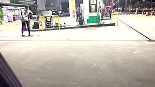 Знаменитый работник заправки стал вирусным в Интернете, надрав себе задницу на заправке - порно видео