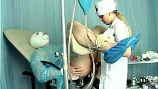 Медсестра трахает своего пациента страпоном - порно видео