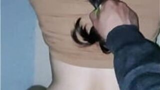 Моя подруга дает ей задницу, чтобы ее парень не узнал. - порно видео