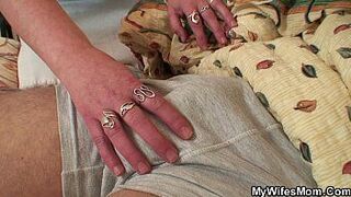 Она находит, что ее мама и парень трахаются - порно видео