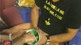 Анастасия Мэйо измеряет пойю Начо Видалю в 