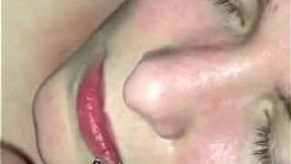 Большой член медленно и небрежно пропитанный слюной делает минет в любительском видео - порно видео