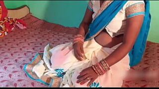 Зять трется о стену в белом сари и видит, как ее пизду и жопу заставляют трахать в анал - порно видео