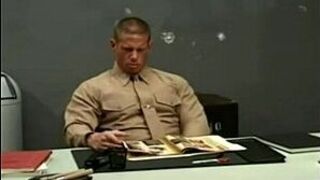 сержант играет один - порно видео