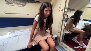 Публичный пикап - Подцепил красотку на вокзале и трахнул ее в поезде - порно видео