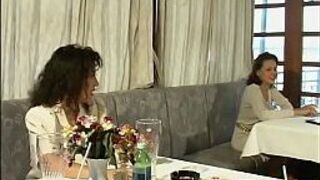 Свингерские пары трахаются после ужина - порно видео